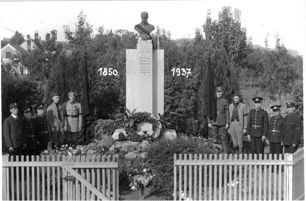 Památník v Tetčicích 1937